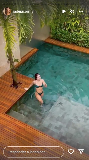Jade Picon mergulha em piscina de sua mansão (Reprodução/Instagram)