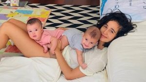 Nanda Costa e as filhas gêmeas, Kim e Tiê (Reprodução/Instagram)