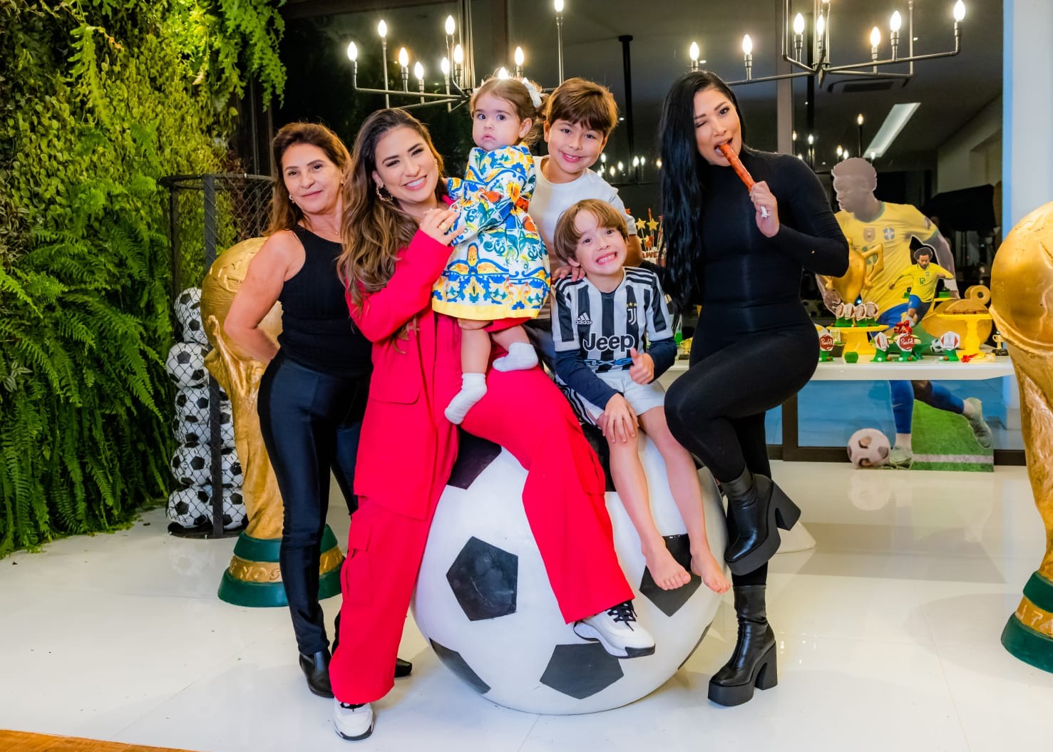 Simone e Simaria com os filhos e Mara Mendes, mãe das cantoras(Créditos: Manuela Scarpa)