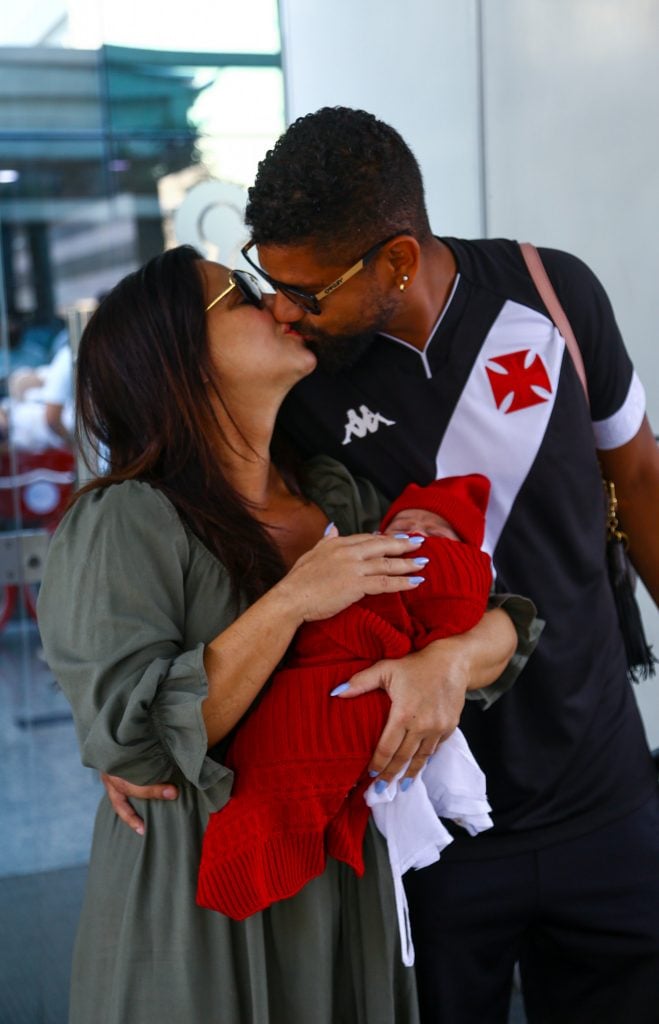 Viviane Araújo e Guilherme Militão deixam maternidade com filho nos braços