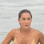 Deborah Secco em praia do Rio de Janeiro