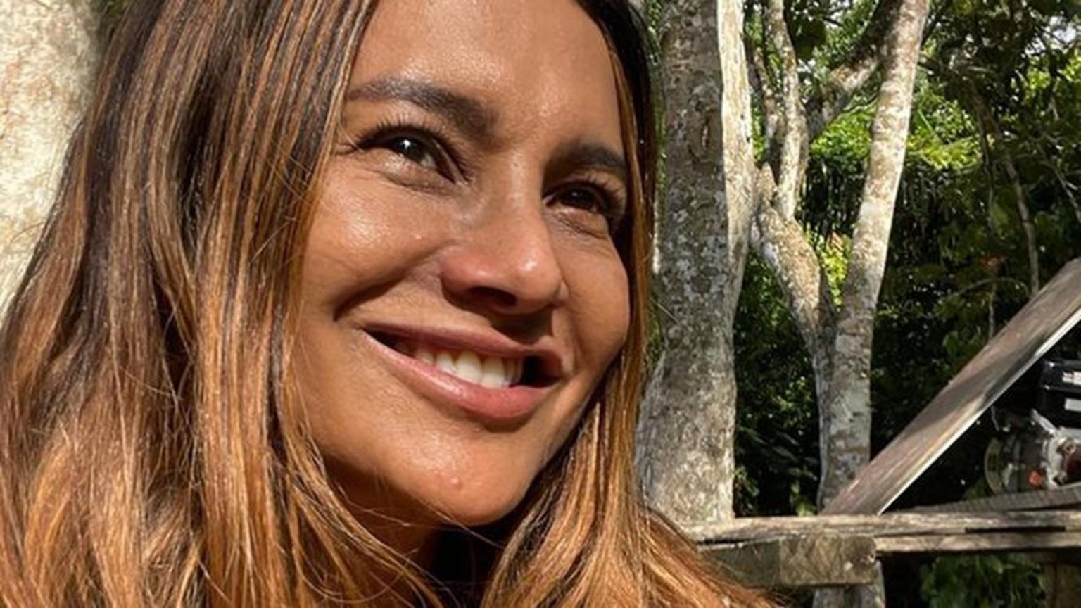 De biquíni, Dira Paes encanta a web em dia de piscina: 'Melhor sorriso'
