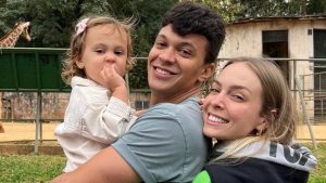 Tata Estaniecki, Júlio Cocielo e a filha do casal, Beatriz (Reprodução/Instagram)