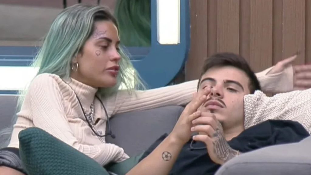 Tati Zaqui e Thomaz Costa em 'A Fazenda 14' (Reprodução/PlayPlus)