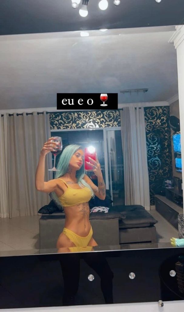 Tati Zaqui posa de lingerie em nova foto