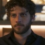 Chay Suede como Ari em 'Travessia'. Reprodução/Globo