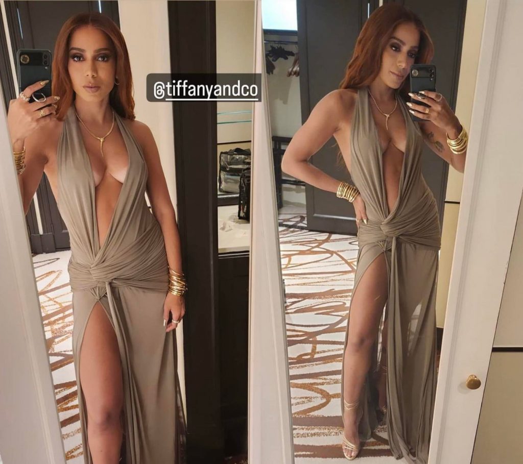 Sem sutiã, Anitta abusa do decote e usa look com fenda ousada 