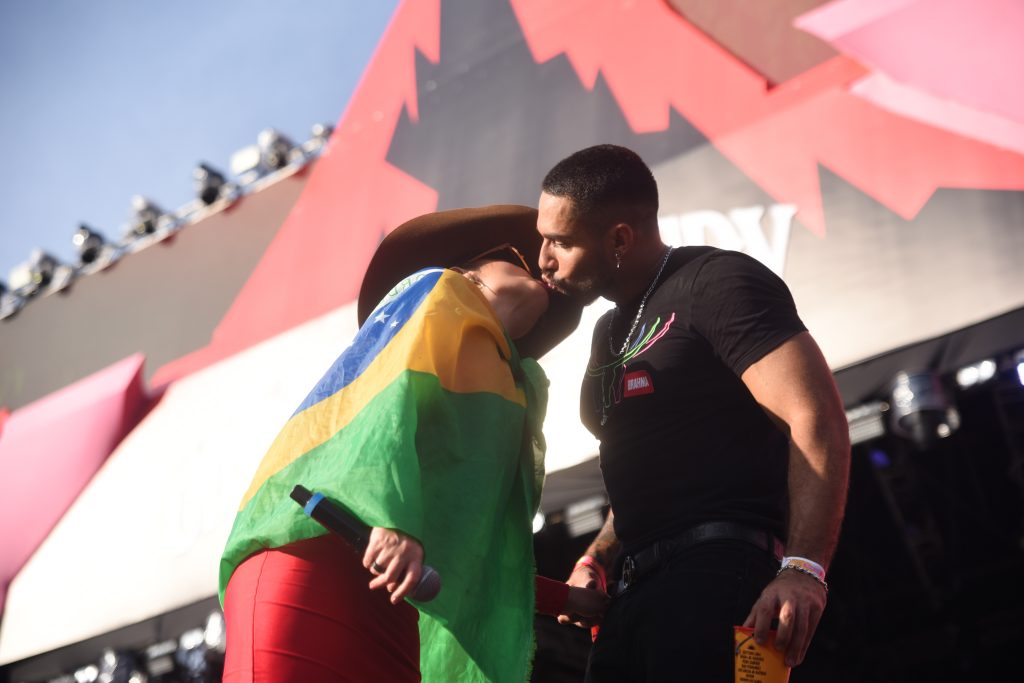 Maraisa e Bil Araújo se beijam durante show da cantora