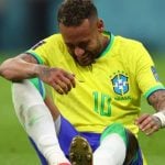 Neymar machuca o tornozelo e deixa o campo na estreia da seleção brasileira na Copa do Mundo (Reprodução/TV Globo)