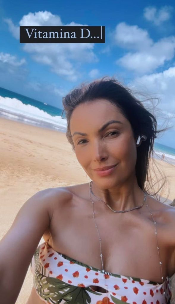 De biquíni sem alça, Patrícia Poeta esbanja beleza em dia de sol 