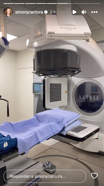 Simony mostra máquina onde faz tratamento contra o câncer (Reprodução/Instagram)