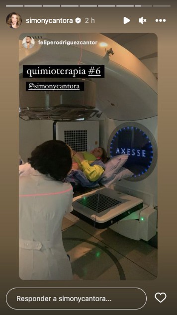 Simony mostra máquina onde faz tratamento contra o câncer (Reprodução/Instagram)