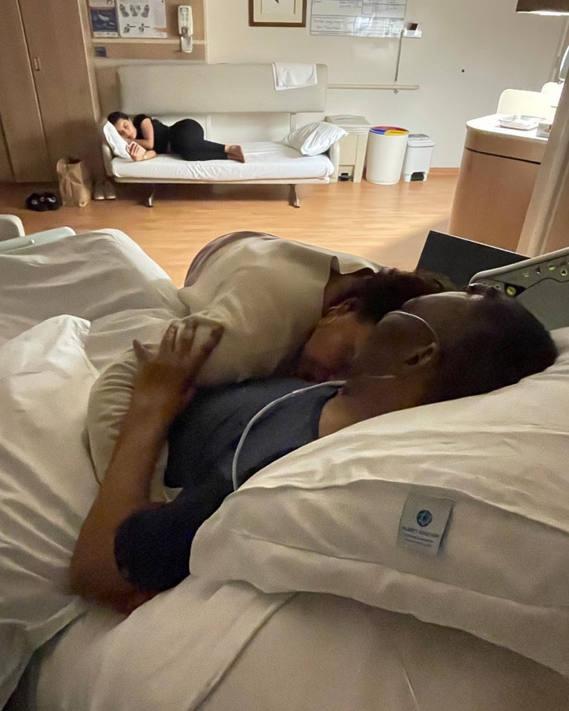 Filha de Pelé mostra foto com o pai no hospital