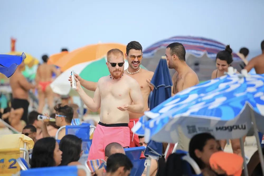 Ex-Casa de Vidro Manoel Vicente curte dia na praia com o marido
