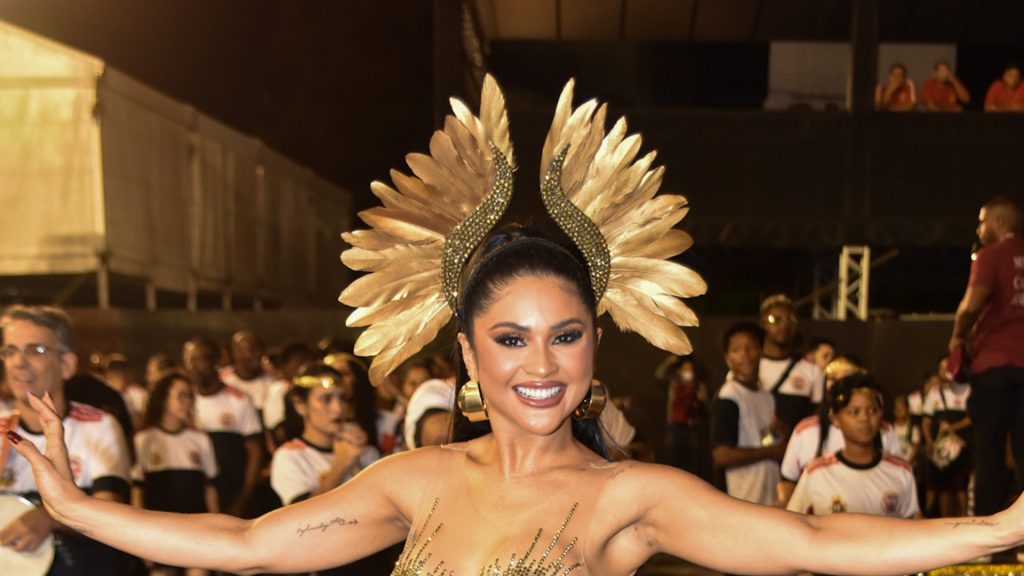 Mileide Mihaile brilha em ensaio de escola e beleza rouba a cena