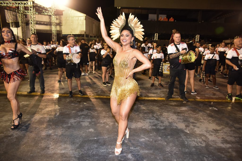 Mileide Mihaile deixa pernões à mostra em look justo e decotado