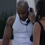 Cezar Black atende o Big Fone (Reprodução/Globo)