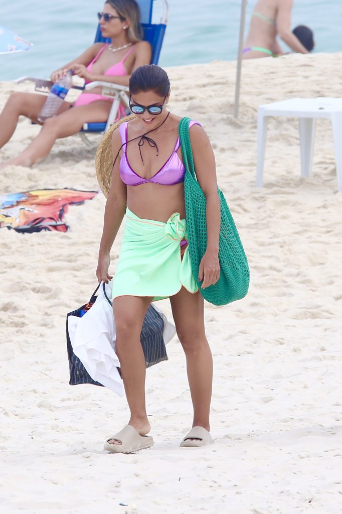 De biquíni fininho, Juliana Paes exibe corpo sarado ao curtir dia na praia com a família