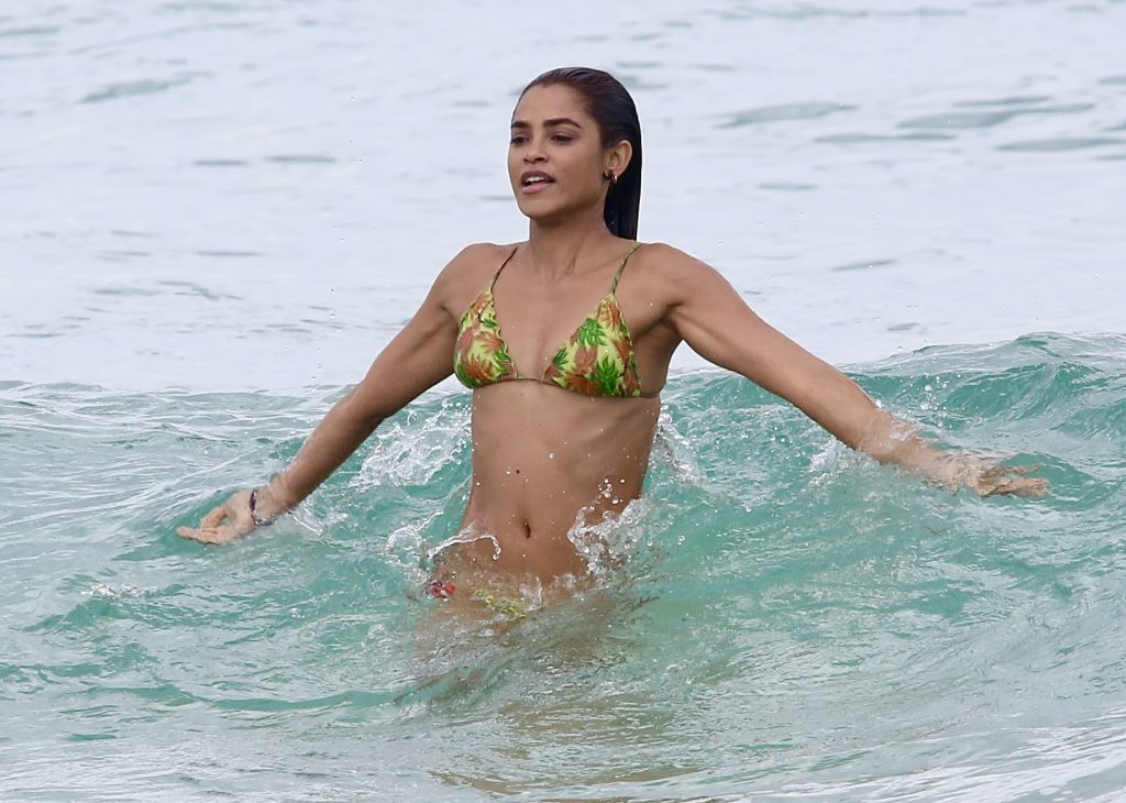 De biquíni fio-dental, Lucy Alves exibe corpo definido em banho de mar