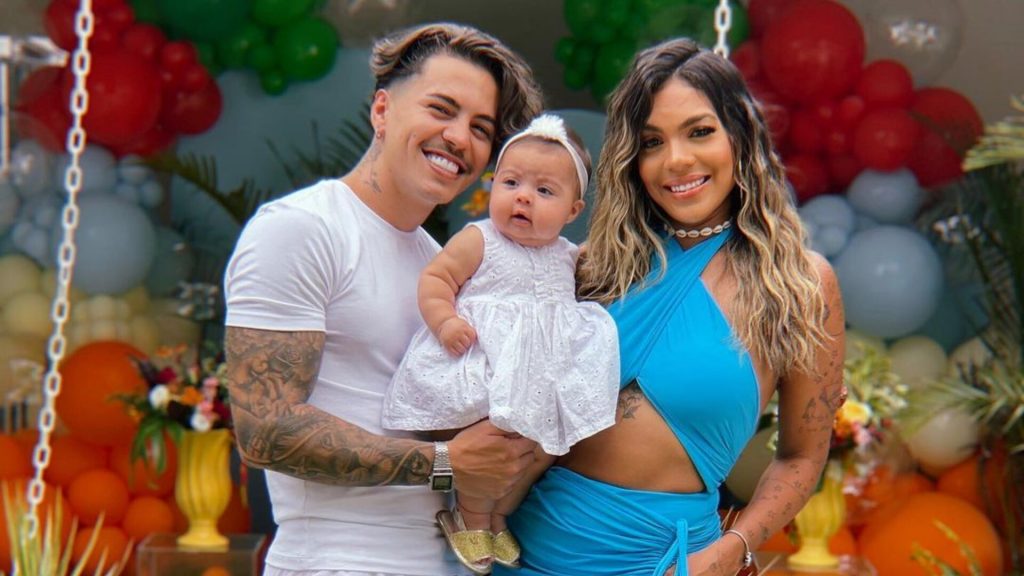 Biel e Tays Reis com a filha, Pietra