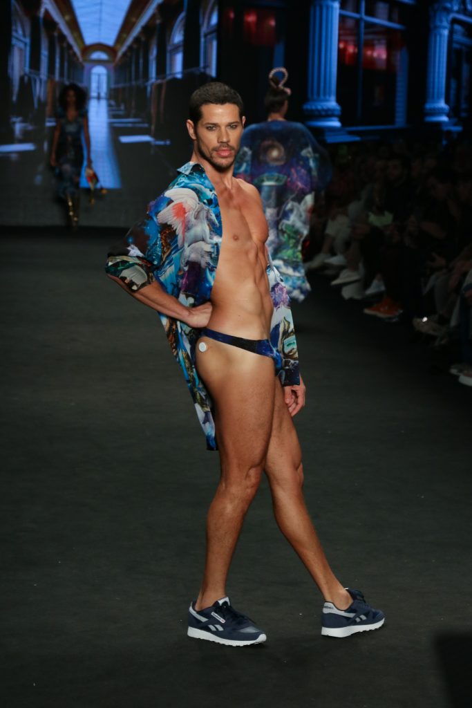 José Loreto usa sunga fio-dental e deixa bumbum à mostra em desfile no SPFW