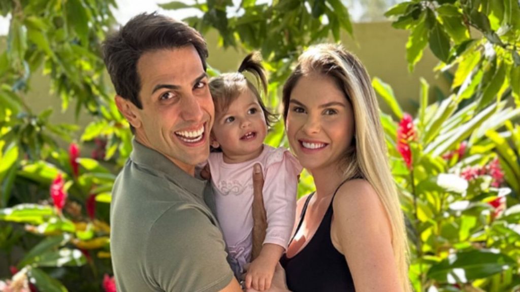 Gustavo Theodoro, Bárbara Evans e Ayla. Reprodução/Instagram