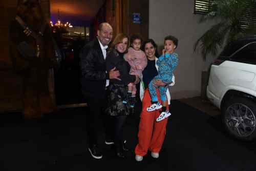 Zilu Camargo ao lado do namorado, da filha e dos netos - Foto: Marcelo/AgNews