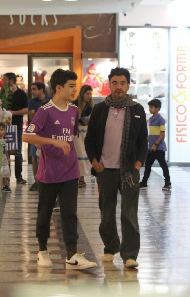 Caio Blat é flagrado durante passeio com o filho Bento em shopping do Rio de Janeiro
