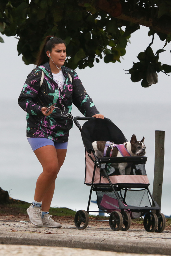 Giulia Costa, filha de Flávia Alessandra, passeia com cachorro no Rio de Janeiro