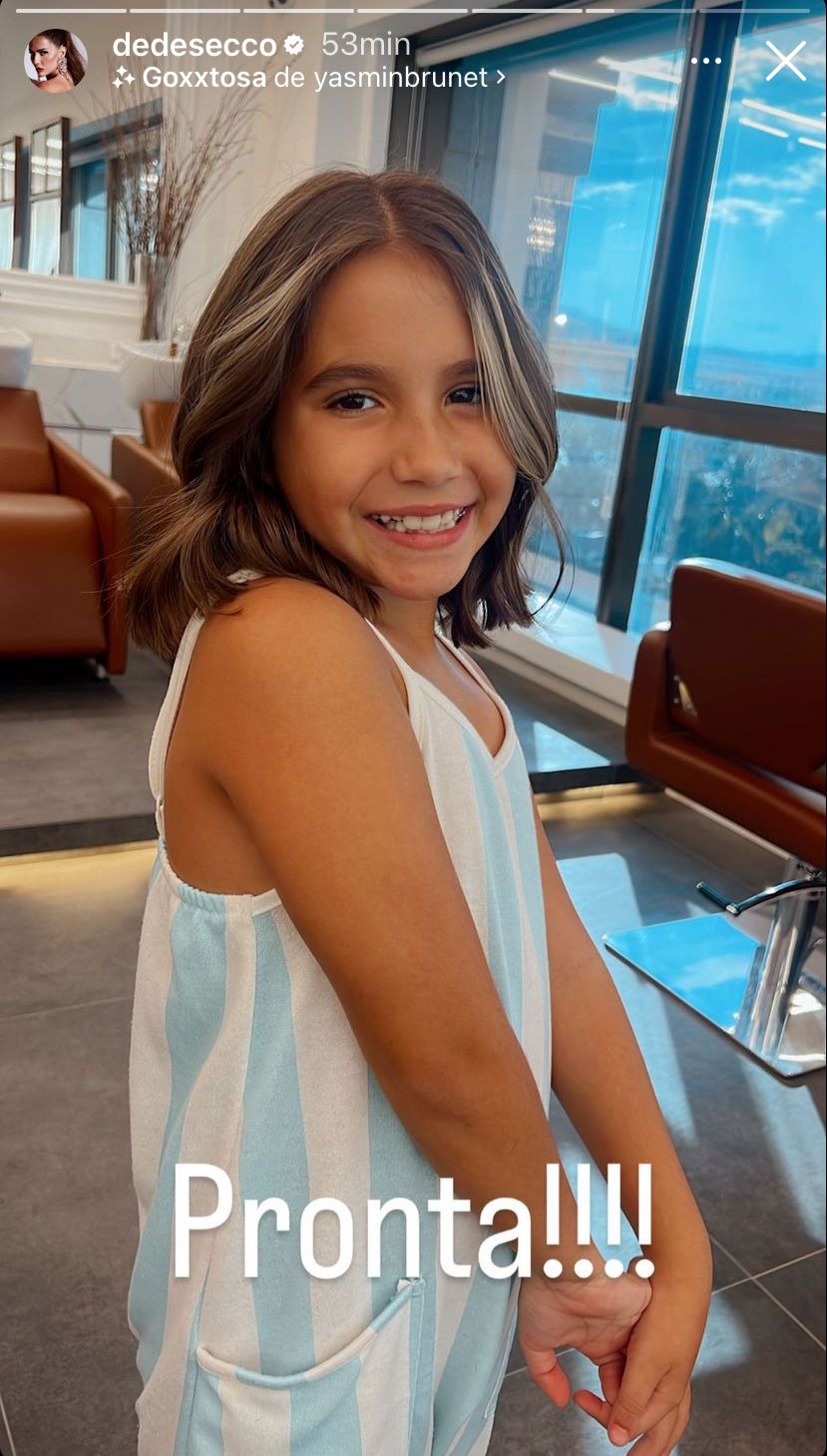 Filha de Deborah Secco se inspira na mãe e passa a tesoura no cabelo. Foto: Reprodução/Instagram