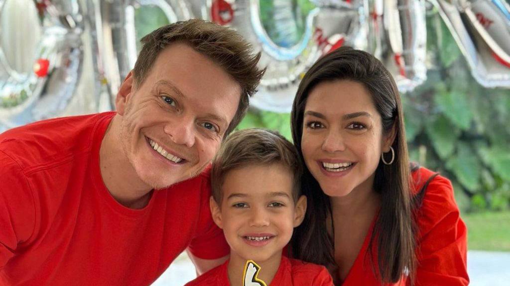 Thais Fersoza e Michel Teló com o filho Teodoro