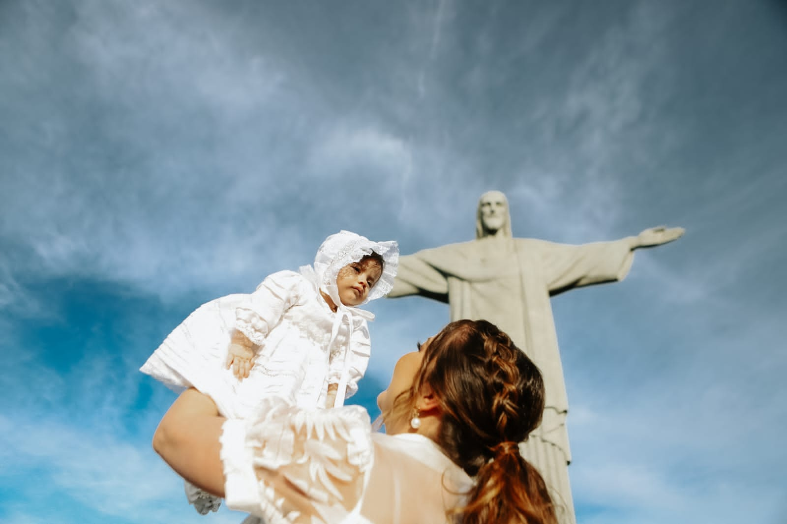 Renata Dominguez mostra fotos do batizado da filha - Fotos: Instagram/ Trevo Filmes