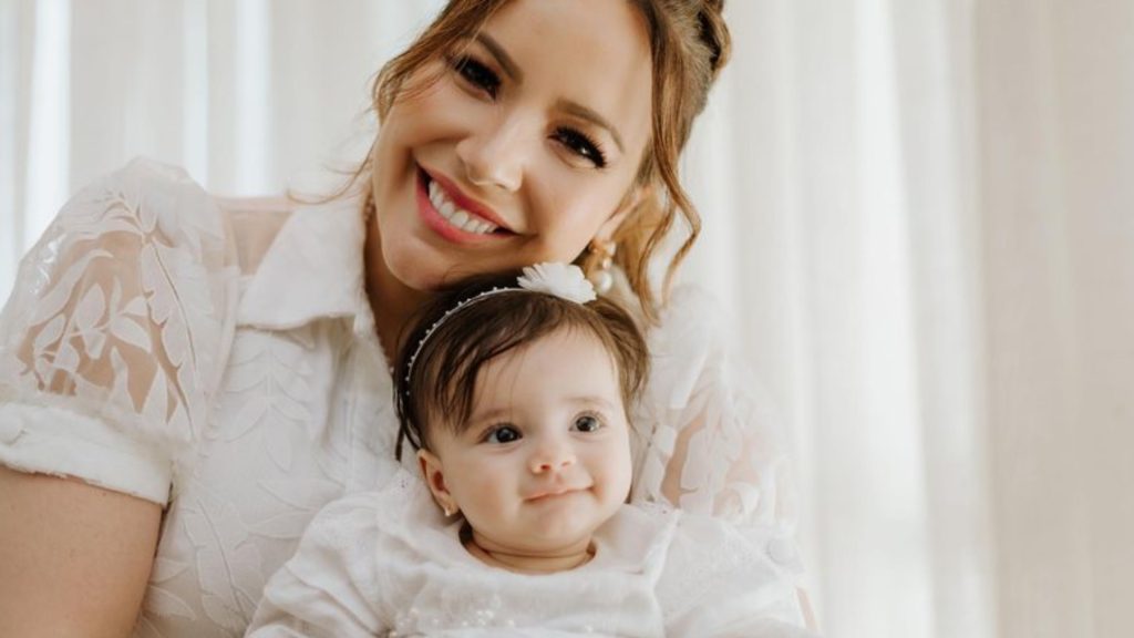 Renata Dominguez mostra fotos do batizado da filha - Fotos: Instagram/ Trevo Filmes