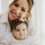 Renata Dominguez mostra fotos do batizado da filha - Fotos: Instagram/ Trevo Filmes