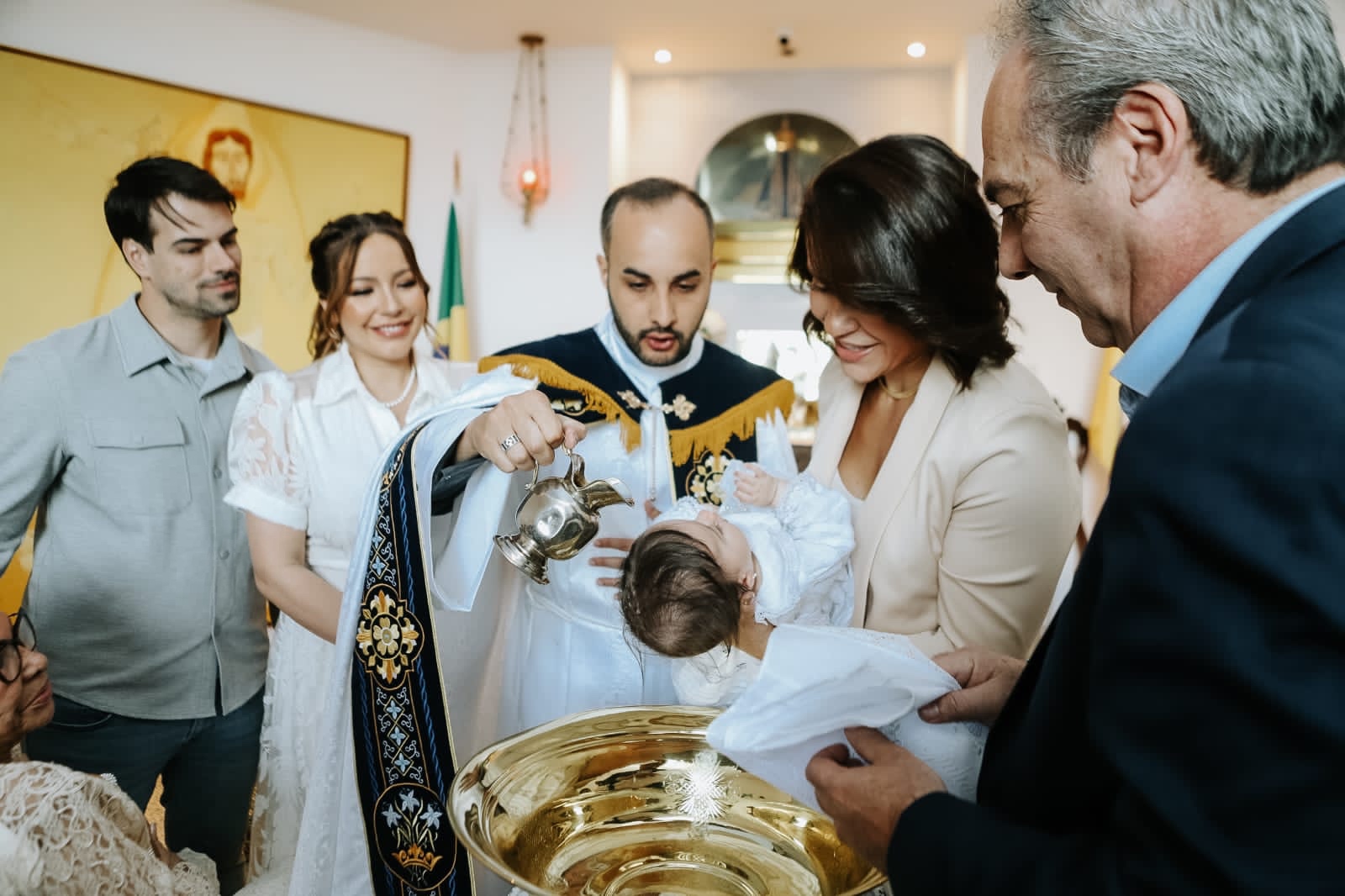 Renata Dominguez mostra fotos do batizado da filha - Fotos: Instagram/ Trevo Filmes