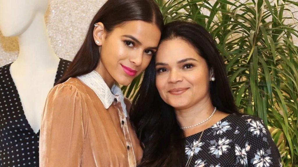 Bruna Marquezine ao lado da mãe (Reprodução/Instagram)