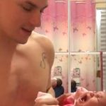 Rapaz viraliza na web acalmando bebê com cólica (Reprodução/Instagram)