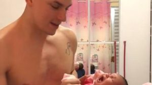 Rapaz viraliza na web acalmando bebê com cólica (Reprodução/Instagram)
