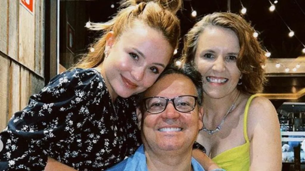 Larissa Manoela com os pais, Silvana Taques e Gilberto Elias. Reprodução/Instagram
