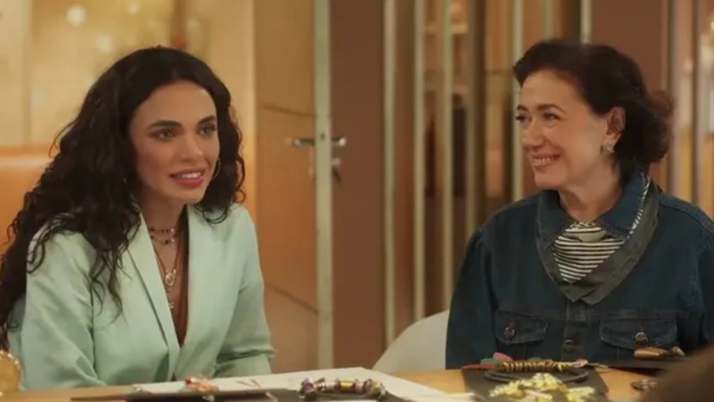 Luna (Giovana Cordeiro) e Bebel (Lilia Cabral) em 'Fuzuê'