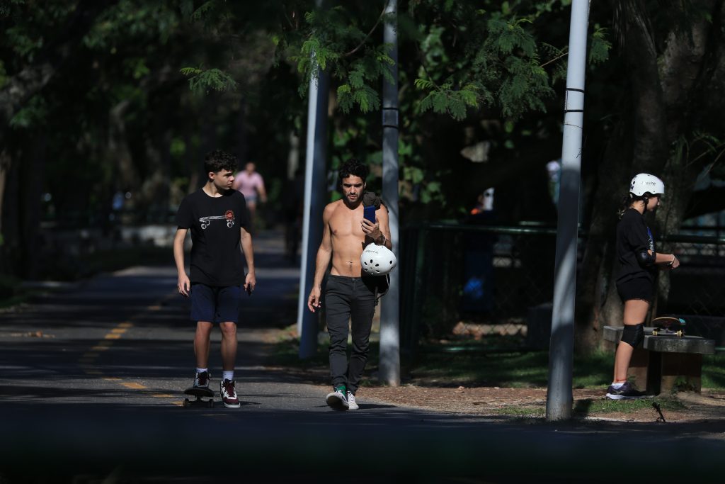 Caio Blat com o filho. Fotos JC Pereira/ AGNEWS