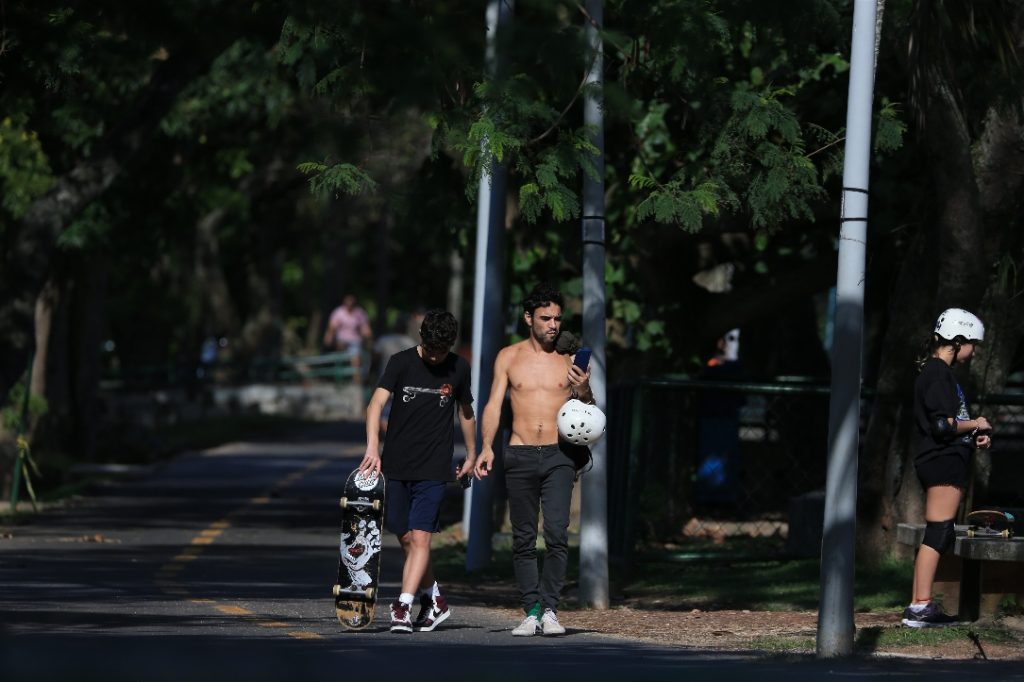 Caio Blat com o filho. Fotos JC Pereira/ AGNEWS