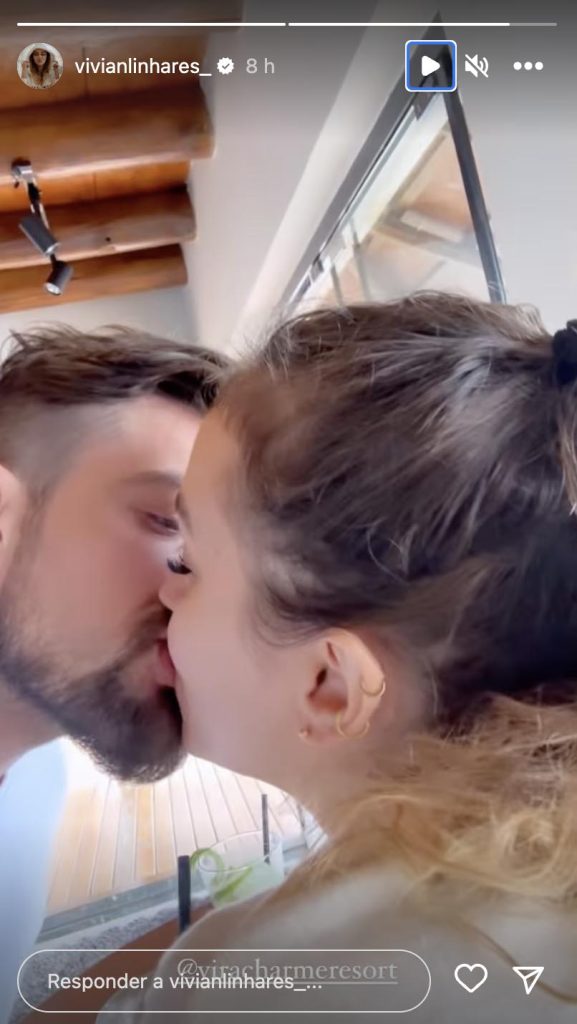 Rafael Cardoso surge aos beijos com namorada, Vivian Linhares