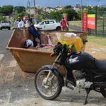 Mulher precisou de ajuda para sair da caçamba (Reprodução/Redes Sociais)