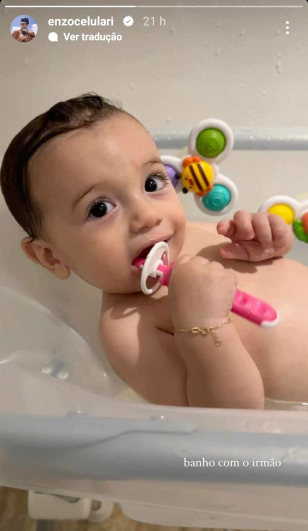 Luca tomando banho. Foto: Reprodução/Instagram