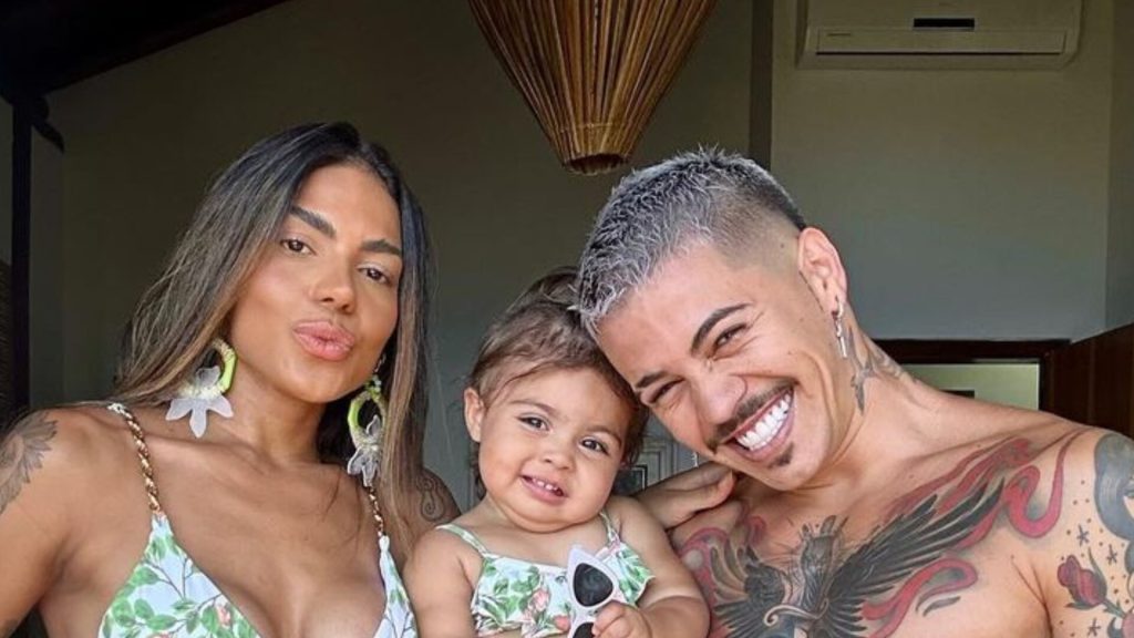 Tays Reis e Biel com a filha, Pietra