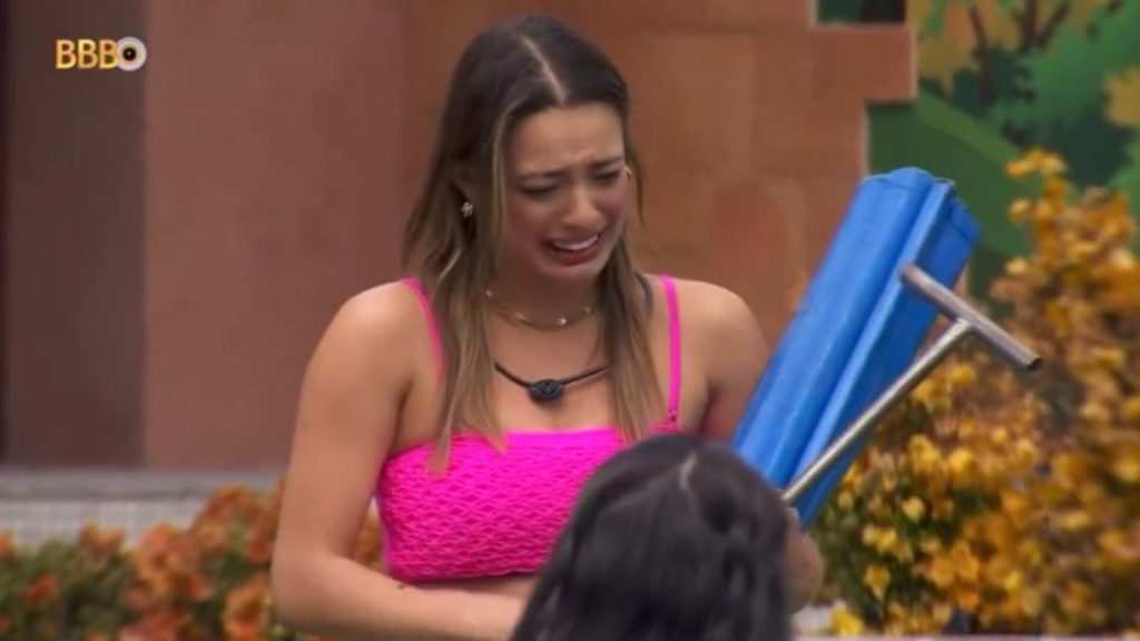 Beatriz chora ao receber barraca de camelô da família no 'BBB 24'