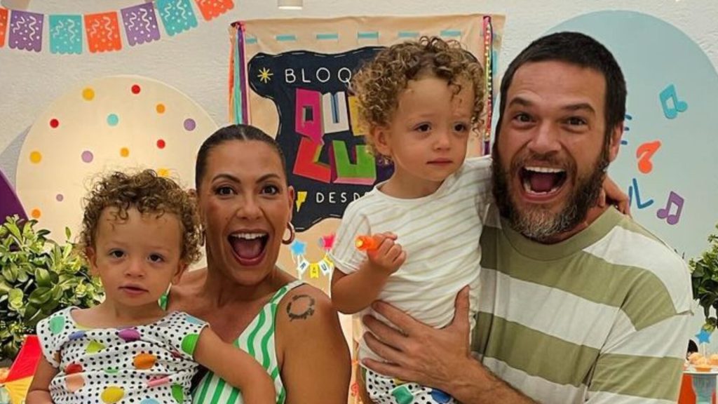 Fabiula Nascimento e Emilio Dantas com os filhos gêmeos, Roque e Raul