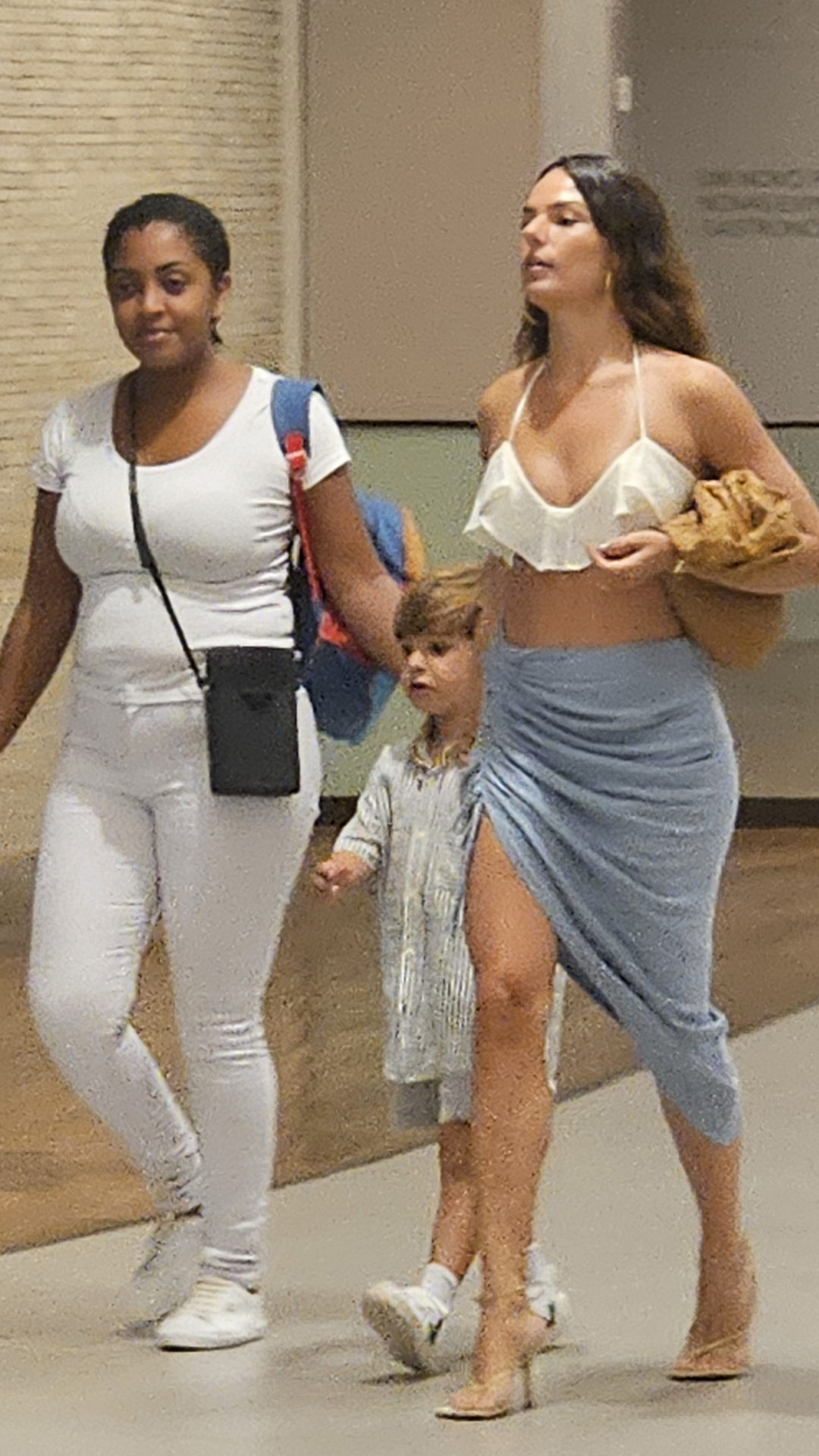 Isis Valverde no shopping com o filho - Dan Delmiro/AgNews