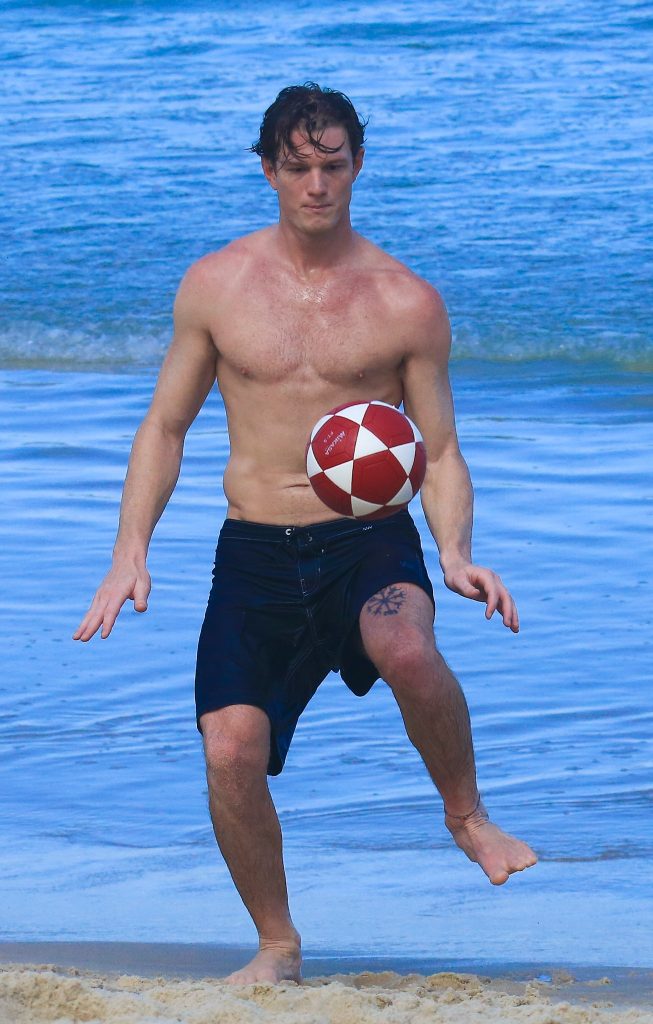 Galã de 'Garota do Momento', Pedro Novaes mostra tatuagem inusitada na praia 